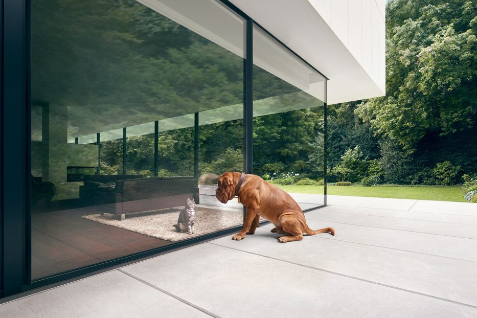 DURCH WELCHE EIGENSCHAFTEN MUSS SICH EIN EINBRUCH-HEMMENDES FENSTER DER KLASSE RC2 AUSZEICHNEN UND WIE WERDEN DIESE EIGENSCHAFTEN GEPRÜFT?