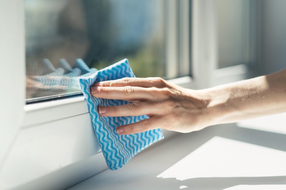 Wie reinigt man vergilbte weiße Kunststofffenster? Reinigung von PVC-Fenstern