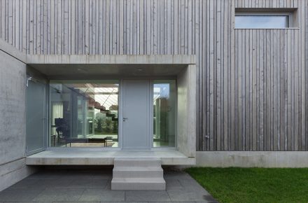 Was zeichnet polnische Aluminium-Türsysteme im Vergleich zu Herstellern aus Westeuropa aus?